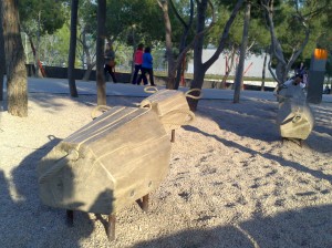 Parque de piedras de Madrid Río. Cerditos de madera
