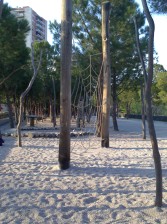 Parque de piedras de Madrid Río. Araña de cuerdas.